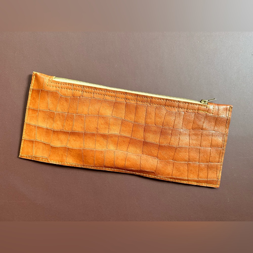 ROYAL HIPPIE CLUTCH ๐๏ธ - Picture 3 of 9